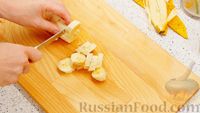 Фото приготовления рецепта: Смузи с клюквой, бананом и мёдом - шаг №1