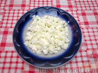 Фото приготовления рецепта: Салат из сельди с картофелем и яблоком - шаг №4