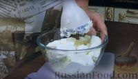 Фото приготовления рецепта: Сливочно-творожный торт из печенья (без выпечки) - шаг №3