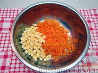Фото приготовления рецепта: Салат с колбасой, кукурузой, морковью и сыром - шаг №3