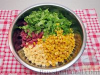 Фото приготовления рецепта: Салат с колбасой, кукурузой, морковью и сыром - шаг №6