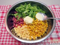 Фото приготовления рецепта: Салат с колбасой, кукурузой, морковью и сыром - шаг №7