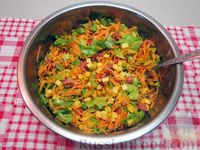 Фото приготовления рецепта: Салат с колбасой, кукурузой, морковью и сыром - шаг №8