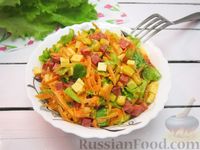 Фото приготовления рецепта: Салат с колбасой, кукурузой, морковью и сыром - шаг №9