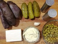 Фото приготовления рецепта: Салат из свёклы с маринованными огурцами, сыром и горошком - шаг №1