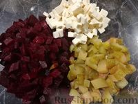 Фото приготовления рецепта: Салат из свёклы с маринованными огурцами, сыром и горошком - шаг №2