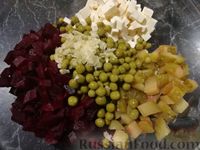 Фото приготовления рецепта: Салат из свёклы с маринованными огурцами, сыром и горошком - шаг №3
