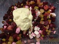 Фото приготовления рецепта: Салат из свёклы с маринованными огурцами, сыром и горошком - шаг №4