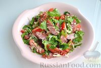 Фото к рецепту: Салат с охотничьими колбасками, сыром и помидорами