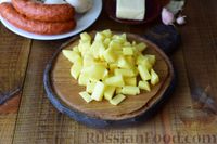 Фото приготовления рецепта: Сырный суп с грибами и копчёной колбасой - шаг №2