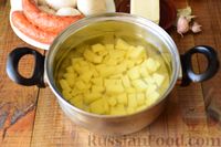 Фото приготовления рецепта: Сырный суп с грибами и копчёной колбасой - шаг №3