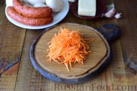 Фото приготовления рецепта: Сырный суп с грибами и копчёной колбасой - шаг №4