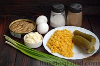 Фото приготовления рецепта: Салат со шпротами, кукурузой и солёными огурцами - шаг №1