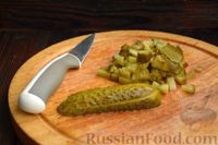 Фото приготовления рецепта: Салат со шпротами, кукурузой и солёными огурцами - шаг №3
