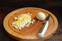 Фото приготовления рецепта: Салат со шпротами, кукурузой и солёными огурцами - шаг №4