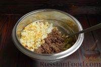 Фото приготовления рецепта: Салат со шпротами, кукурузой и солёными огурцами - шаг №7