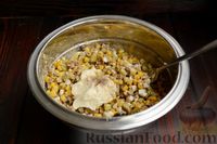 Фото приготовления рецепта: Салат со шпротами, кукурузой и солёными огурцами - шаг №8
