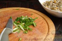 Фото приготовления рецепта: Салат со шпротами, кукурузой и солёными огурцами - шаг №10
