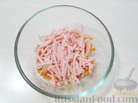 Фото приготовления рецепта: Мясной салат "Крыска" с языком и ветчиной - шаг №7