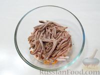 Фото приготовления рецепта: Мясной салат "Крыска" с языком и ветчиной - шаг №8
