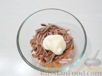 Фото приготовления рецепта: Мясной салат "Крыска" с языком и ветчиной - шаг №9