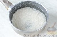 Фото приготовления рецепта: Рисовые котлеты с луком и морковью - шаг №2