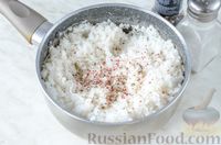 Фото приготовления рецепта: Рисовые котлеты с луком и морковью - шаг №3