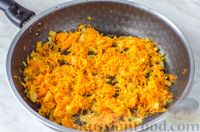 Фото приготовления рецепта: Рисовые котлеты с луком и морковью - шаг №6