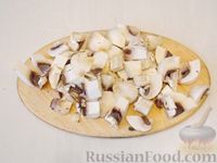 Фото приготовления рецепта: Мясо, запечённое с помидорами, грибами и сыром - шаг №6