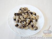 Фото приготовления рецепта: Мясо, запечённое с помидорами, грибами и сыром - шаг №7