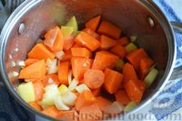 Фото приготовления рецепта: Тыквенный суп-пюре с яблоками и беконом - шаг №4