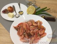 Фото приготовления рецепта: Жареные креветки с луком и чесноком - шаг №1
