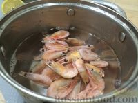 Фото приготовления рецепта: Жареные креветки с луком и чесноком - шаг №2