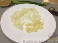 Фото приготовления рецепта: Жареные креветки с луком и чесноком - шаг №4