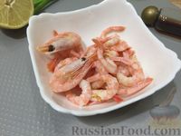 Фото приготовления рецепта: Жареные креветки с луком и чесноком - шаг №3