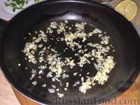 Фото приготовления рецепта: Жареные креветки с луком и чесноком - шаг №6