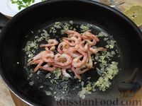 Фото приготовления рецепта: Жареные креветки с луком и чесноком - шаг №7