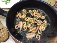 Фото приготовления рецепта: Жареные креветки с луком и чесноком - шаг №9