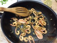 Фото приготовления рецепта: Жареные креветки с луком и чесноком - шаг №10