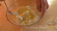 Фото приготовления рецепта: Ленивые творожные вареники с вишней, в хрустящей панировке - шаг №2