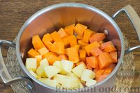 Фото приготовления рецепта: Крем-суп из тыквы, картофеля и моркови - шаг №2