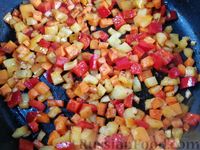 Фото приготовления рецепта: Булгур с курицей, овощами и яйцами, в соевом соусе - шаг №8