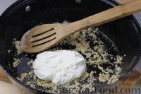 Фото приготовления рецепта: Сосиски со сметанным соусом - шаг №4
