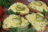 Фото к рецепту: Горячие бутерброды с солеными огурцами и яйцом
