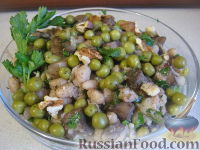 Фото к рецепту: Теплый фасолевый салат с грибами и орехами