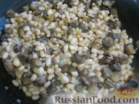 Фото приготовления рецепта: Теплый фасолевый салат с грибами и орехами - шаг №6