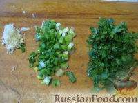 Фото приготовления рецепта: Теплый фасолевый салат с грибами и орехами - шаг №7