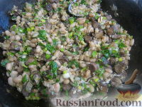 Фото приготовления рецепта: Теплый фасолевый салат с грибами и орехами - шаг №10