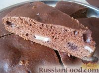 Фото приготовления рецепта: Постный шоколадный пирог с вишнями и бананом - шаг №10