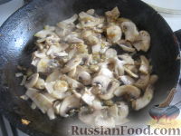 Фото приготовления рецепта: Суп картофельный со свежими грибами - шаг №7